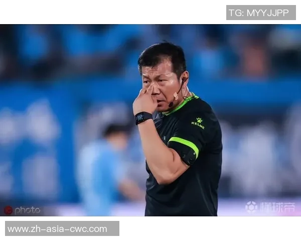 足球裁判王哲：执法赛场的公正守护者与职业生涯的精彩瞬间